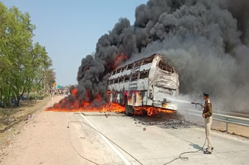 चलती बस में लगी भीषण आग, खिड़कियां तोड़ कूदे सभी यात्री, मौके पर पहुंची फायर बिग्रेड की टीम