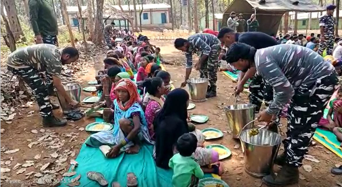 धुर नक्सल क्षेत्र में पहुंची बस्तरिया बटालियन, ग्रामीणों को अपने हाथ से परोसा खाना, जरूरतमंदों को बांटी सामाग्री