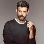 ऋतिक रोशन को अपनी पहली फिल्म से वो सफलता मिली जितनी सलमान को मैन प्यार किया के लिए मिला था। ऋतिक रातोंरात सुपरस्टार बन गए थे।