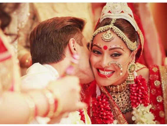 बिपाशा बसु ने 28 अप्रैल 2016 को करण सिंह ग्रोवर से कोर्ट मैरिज की और 30 अप्रैल 2016 को उनकी हिंदू रिवाज से शादी हुई। बिपाशा बसु को अपनी पत्नी के रूप में स्वीकार करने के बाद सुनील ग्रोवर ने उनके गाल पर Kiss किया था।