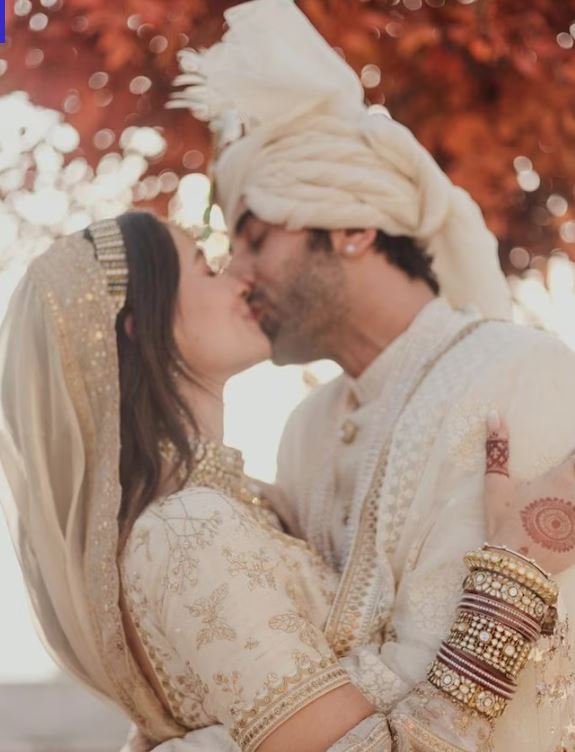 रणबीर कपूर और आलिया भट्ट 14 अप्रैल 2022 को मुंबई में शादी के बंधन में बंधे। सेरेमनी उनके घर पर ही हुई थी। जैसे ही उन्होंने एक-दूसरे को पति-पत्नी के रूप में स्वीकार किया, वैसे ही एक-दूसरे को लिप टू लिप Kiss भी किया था।