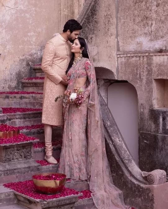विक्की कौशल और कटरीना कैफ की शादी 9 दिसंबर 2021 को राजस्थान में हुई थी। कटरीना कैफ को अपनी पत्नी बनाने के बाद विक्की ने उनके माथे पर Kiss करके बधाई दी थी।