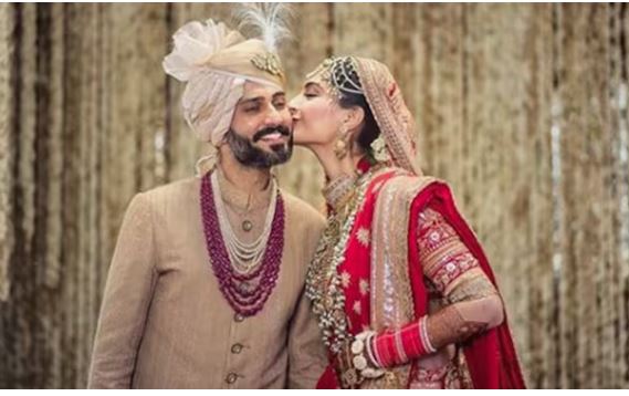 सोनम कपूर और दिल्ली बेस्ड बिजनेसमैन आनंद आहूजा की शादी 8 मई 2018 को हुई थी। उनकी पारंपरिक आनंद कारज की रस्म हुई थी। शादी के बंधन में बंधने के बाद सोनम ने आनंद के गाल पर Kiss किया था।