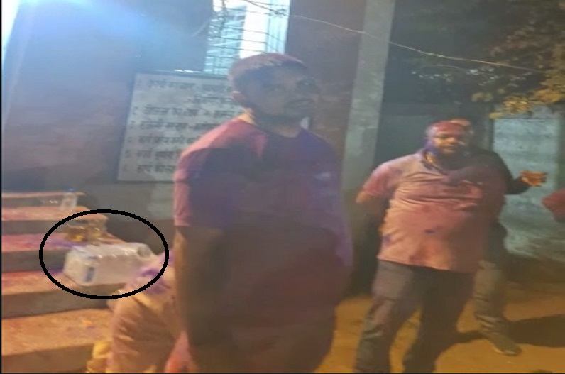 Ambikapur News : कार्यालय में सजी महफिल, शराब पीते नजर आए पटवारी साहब, सोशल मीडिया पर वायरल हुआ वीडियो