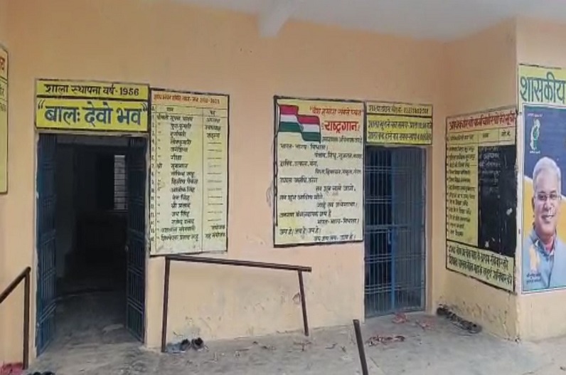 Surajpur news: छत्तीसगढ़ का एक ऐसा स्कूल, जहां छात्र खुद ही हैं टीचर और खुद ही बनते हैं स्वीपर!