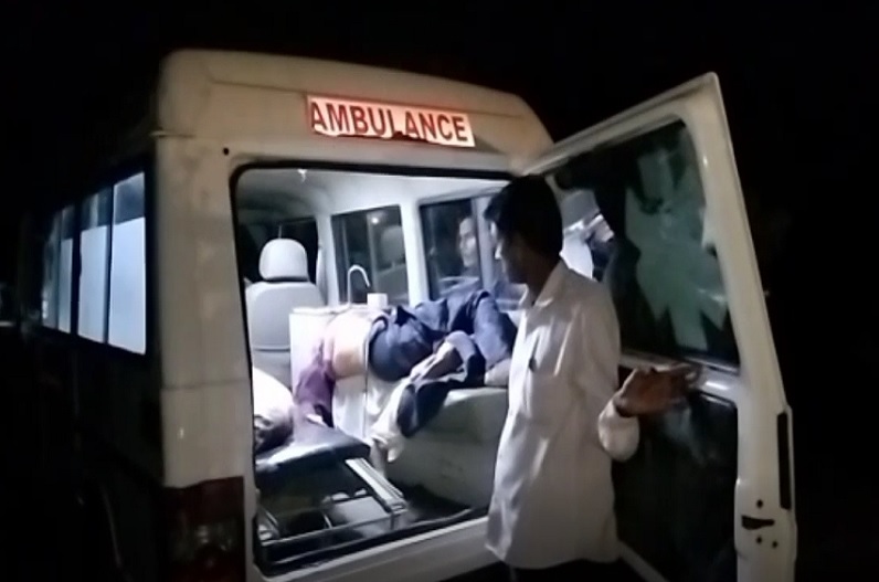 दर्दनाक सड़क हादसाः तेज रफ्तार ट्रक ने बाइक को मारी जबरदस्त टक्कर, मौके पर ही थम गई दो युवकों की सांसे