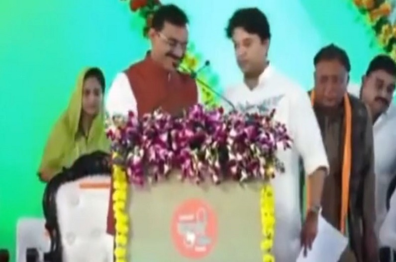 Shivpuri news: सिंधिया ने संबोधन के बीच छीन लिया VD शर्मा से माइक, जानिए केंद्रीय मंत्री ने प्रदेश अध्यक्ष के साथ क्यों किया ऐसा