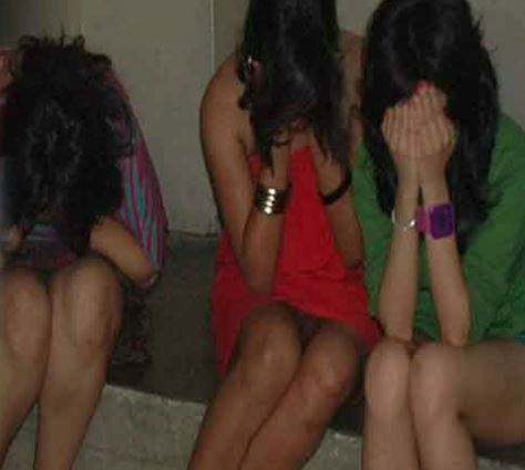 Sex Racket: प्रेमनगर में सेक्स रैकेट का फर्दाफाश! गली चलते लोगों को इशारे से बुला रही थी ये 3 लड़कियां