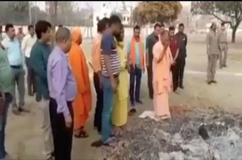 CM Yogi applying pyre ashes of martyr constable