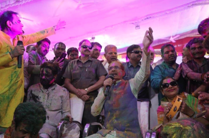 CM Shivraj Singh played Holi in his own style