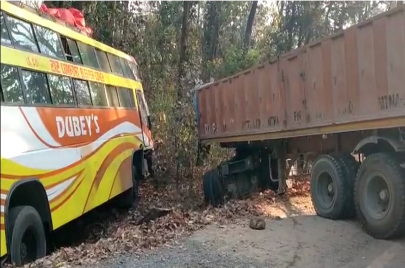 Heavy collision between bus and trailer, 20 passengers including driver injured