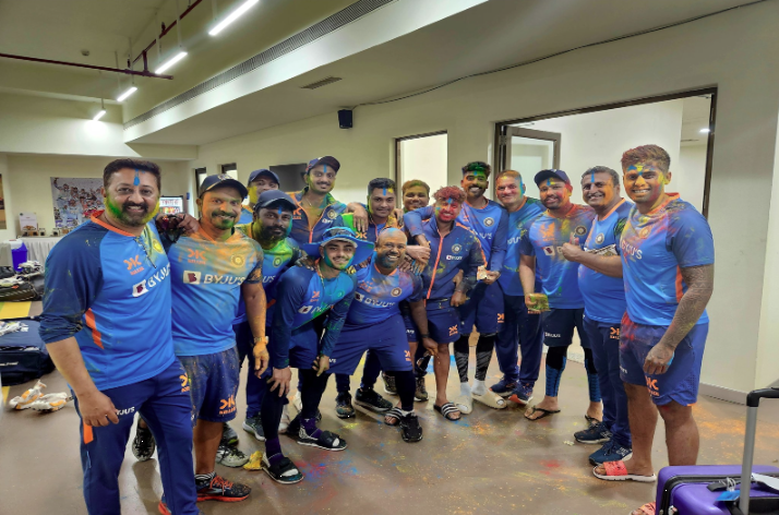 टीम इंंडिया ने कुछ इस तरह मनाई होली, रोहित ने सभी खिलाड़ियों पर डाला रंग गुलाल, तस्वीरें वायरल