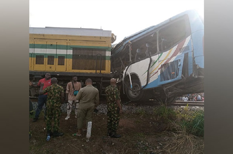 ट्रेन से जा टकराई यात्रियों से भरी बस, 6 लोगों की मौत, दर्जन से ज्यादा लोग घायल