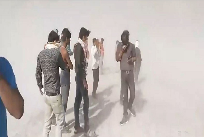 Singrauli news: जमकर उड़ रही NGT के नियमों की धज्जियां.. घर से लेकर राशन सामग्री तक ग्रामीणों के जिंदगियों में घुल रही राख..! जानें मामला