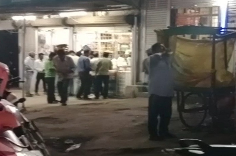 Liquor lovers are flouting excise rules while enjoying sitting outside the shop