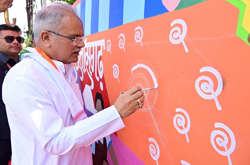 अब और भी खूबसूरत दिखेंगी राजधानी रायपुर की सड़कें, सीएम भूपेश ने पांच प्रमुख सड़कों के सौंदर्यीकरण कार्य का किया शुभारंभ