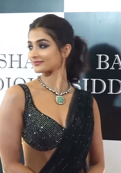 पूजा हेगड़े ने इंस्टाग्राम हैंडल पर अपनी नई फोटोज पोस्ट की हैं, जिसमें वह ग्लैमरस लुक में नजर आ रही हैं। पूजा हेगड़े ने अपने लुक को कम्प्लीट करने के लिए न्यूड मेकअप किया है और बालों को पोनीटेल स्टाइल में बांधा है।