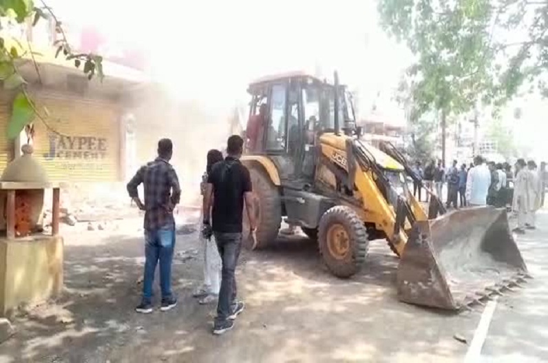 The district administration made bulldozers run on unoccupied areas from Kachari Chowk to Khokhsa Gate