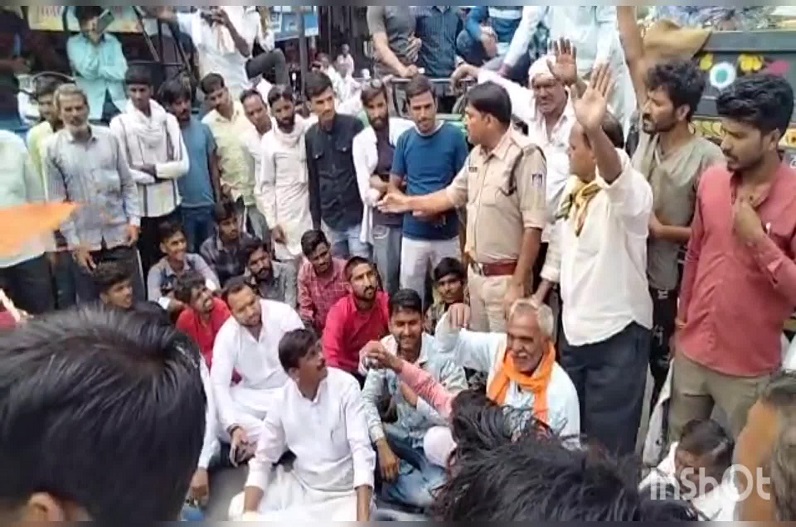 Farmers protested for not buying farmers' produce on support price