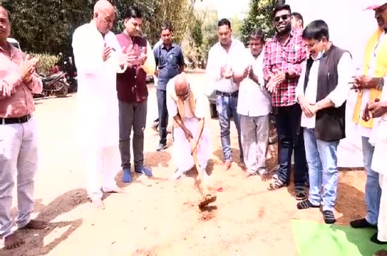 Bhoomipujan of the road going to be built at a cost of 89 crores after two decades