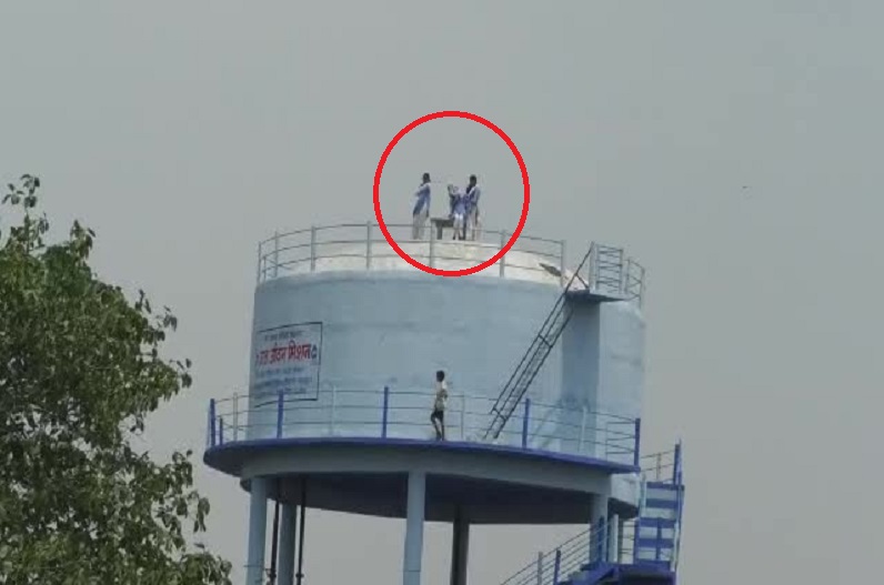 Schoolgirls were seen having fun by climbing on the water tank