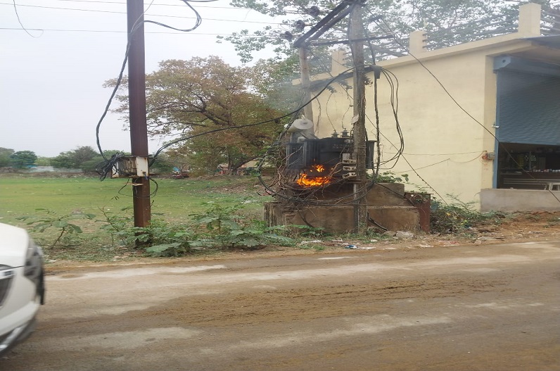 Janjgir Champa News: बाजार चौक में लगे ट्रांसफार्मर में लगी आग, बिजली गुल से परेशान हुए रहवासी