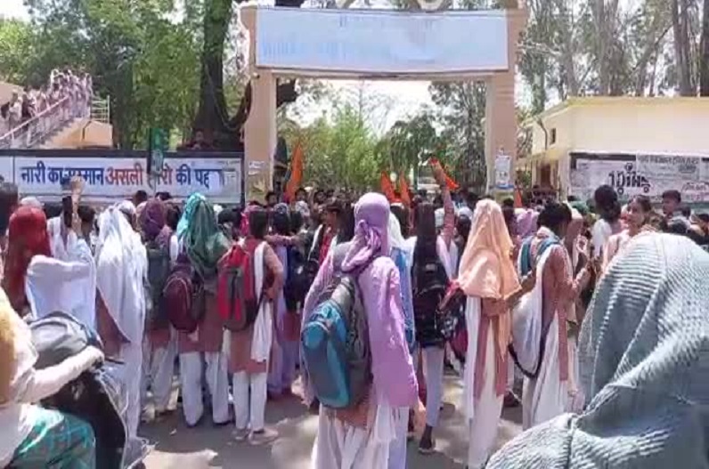 Satna news: छात्राओं ने किया इंदिरा गर्ल्स कॉलेज का घेराव, प्रदर्शन में पुलिस से झूमाझटकी, जानिए वजह