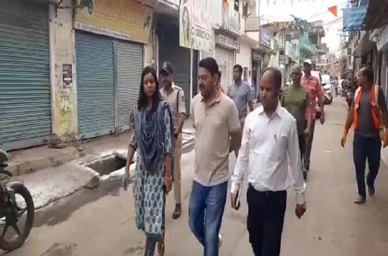 Chhindwara news: एक्शन मोड पर कलेक्टर साहब, नगर भ्रमण कर सफाईकर्मियों को दी समझाईश