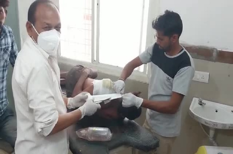 Dhar news: कपास बीनने गए ग्रामीणों पर तेंदुए ने किया हमला, इलाके में मची अफरातफरी