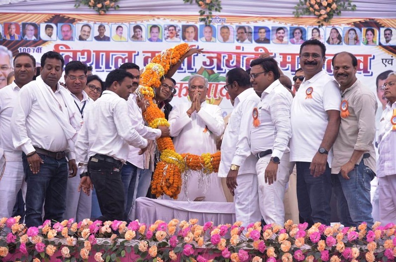 साहू समाज के सामूहिक आदर्श विवाह कार्यक्रम में शामिल हुए सीएम बघेल, दाम्पत्य जीवन में प्रवेश करने वाले 16 जोड़ों को दिया आशीर्वाद