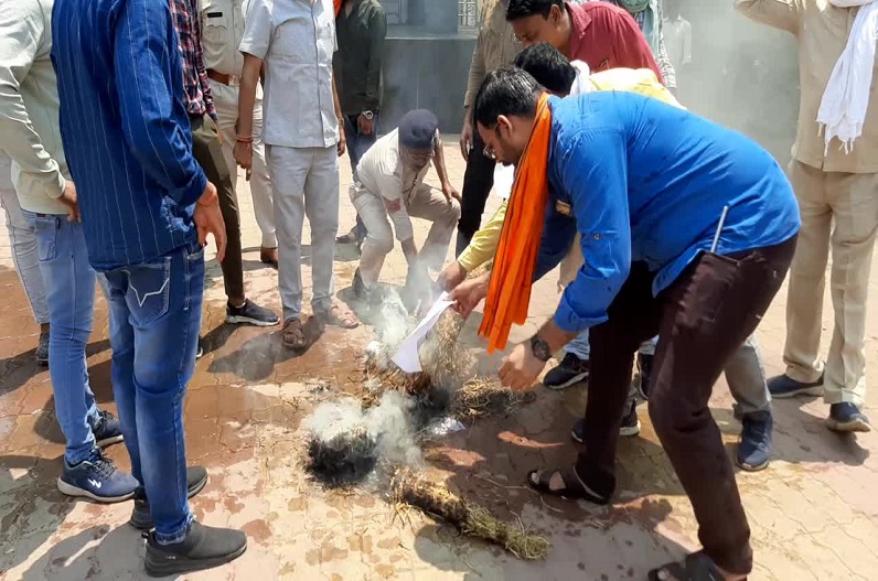 Effigy of CM Arvind Kejriwal burnt for calling PM Modi corrupt