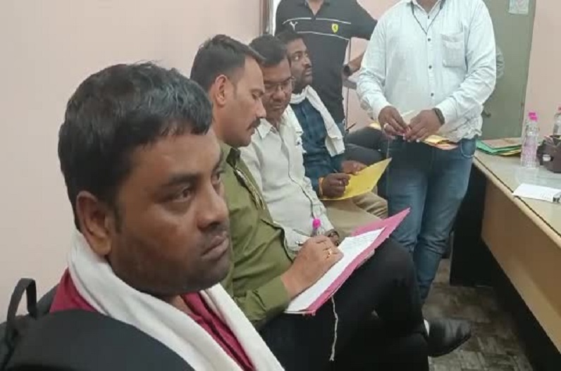 Chhindwara News: रजिस्ट्रार कार्यालय में रंगे हाथों रिश्वत लेते पकड़ाया बाबू, इस काम के एवज में मांगे थे पैसे