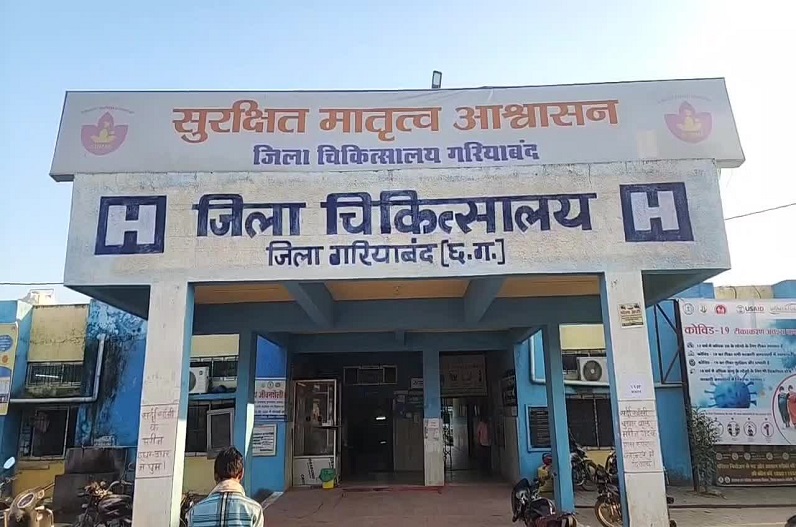 Patients upset due to lack of water in the district hospital created ruckus