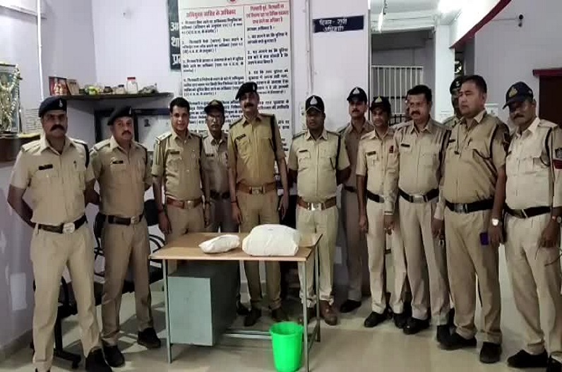 Young man smuggling ganja ran away leaving the car after seeing police checking