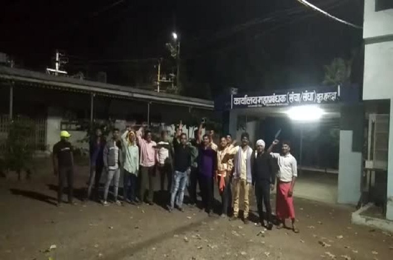 Harda News: दिन में चैन न रात में सुकून.. गुस्साए ग्रामीणों ने आधी रात को किया ऐसा कांड