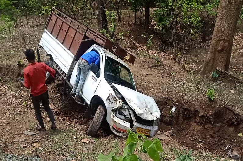 Balrampur News: तेज रफ्तार का कहर.. अनियंत्रित होकर खाई में गिरी पिकअप वाहन, चालक को आई गंभीर चोटें