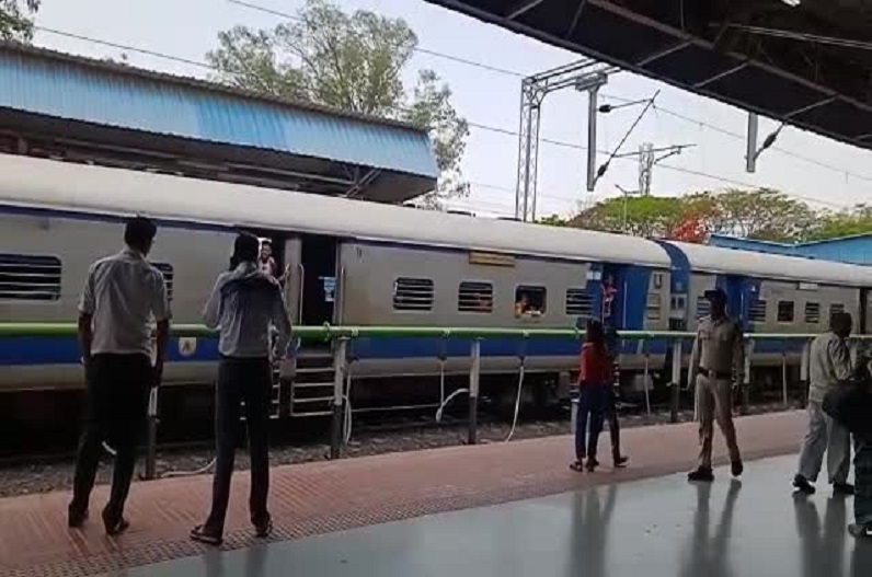 छिंदवाड़ा वासियों के लिए खुशखबरी.. आज से पटरी पर दौड़ेगी रीवा- इतवारी एक्सप्रेस, केंद्रीय मंत्री मुरुगन दिखाएंगे हरी झंडी