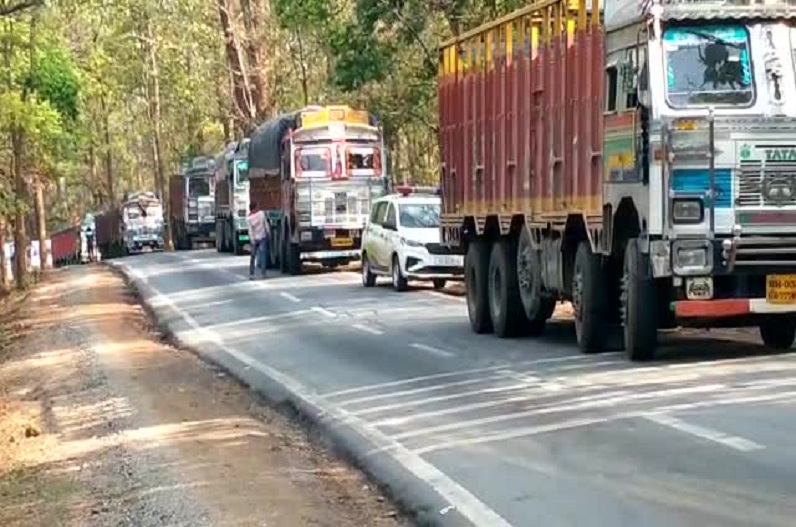 Balrampur News: नेशनल हाईवे पर लगा लंबा जाम, सुबह से परेशान हो रहे यात्री