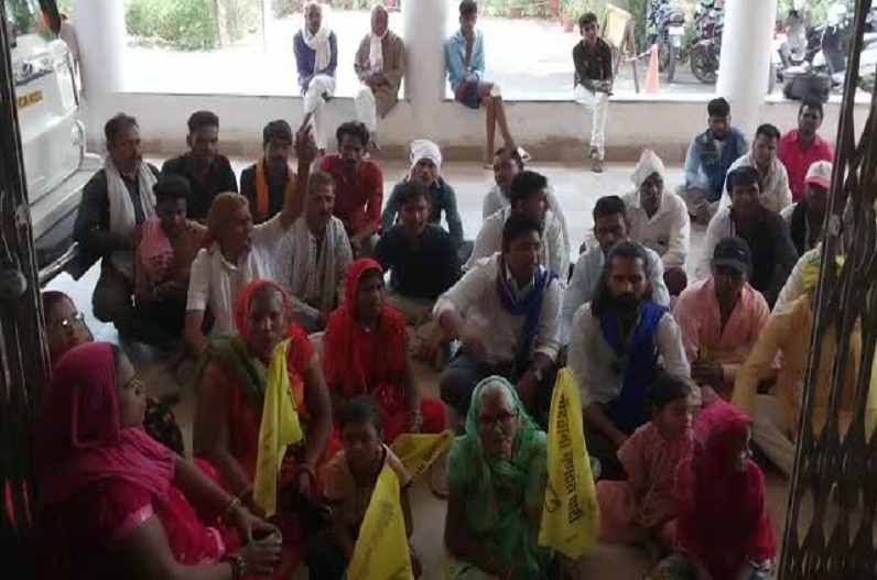 Harda news: गोंगपा के कार्यकर्ताओं का कलेक्टर कार्यालय पर विरोध प्रदर्शन, इस कार्य को रुकवाने की कर रहे मांग 