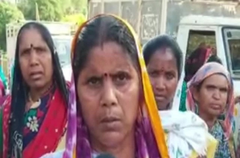 Mahasamund news: राशन दुकान में सेल्समैन की बड़ी लापरवाही, ग्रामीणों ने लगाए ऐसे आरोप