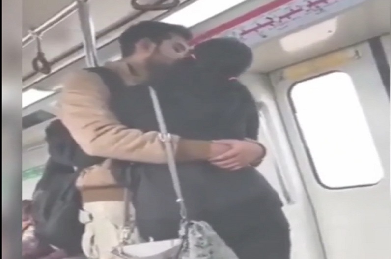 Couple kissing in Delhi Metro : दिल्ली मेट्रो में एक दूसरे को लिप किस करने लगा कपल, वायरल हुआ वीडियो, यूजर्स ने कही ये बात