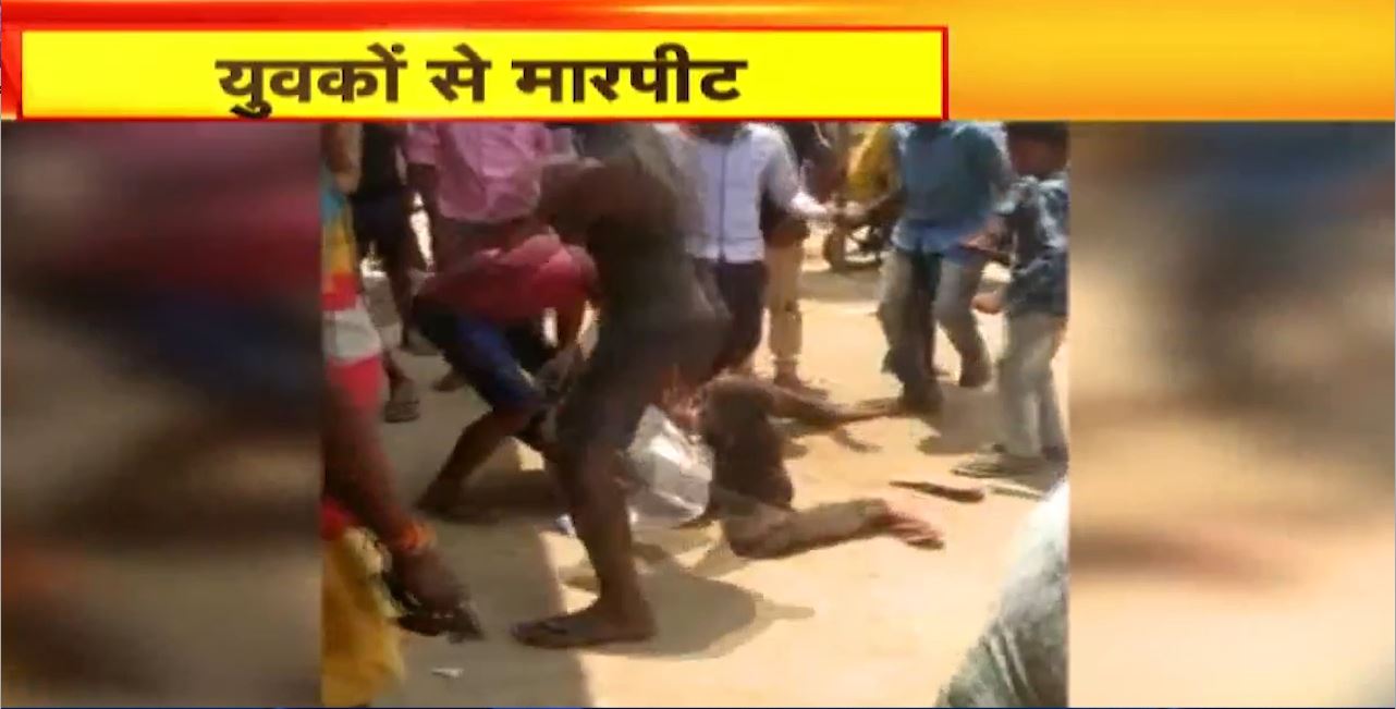 Fighting with Youths in Balrampur : बकरा चोरी के आरोप में मारपीट। मारपीट का वीडियो सोशल मीडिया पर वायरल
