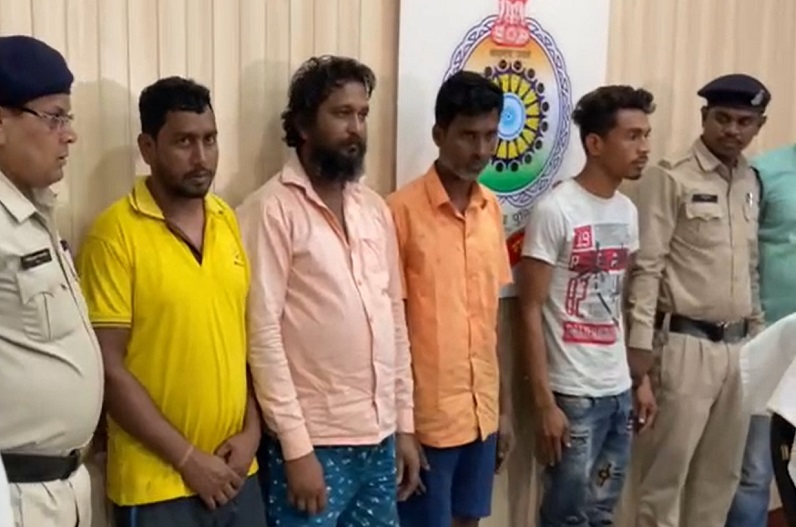 Police arrested four members of a gang who duped people online by posing as fake customer care officers