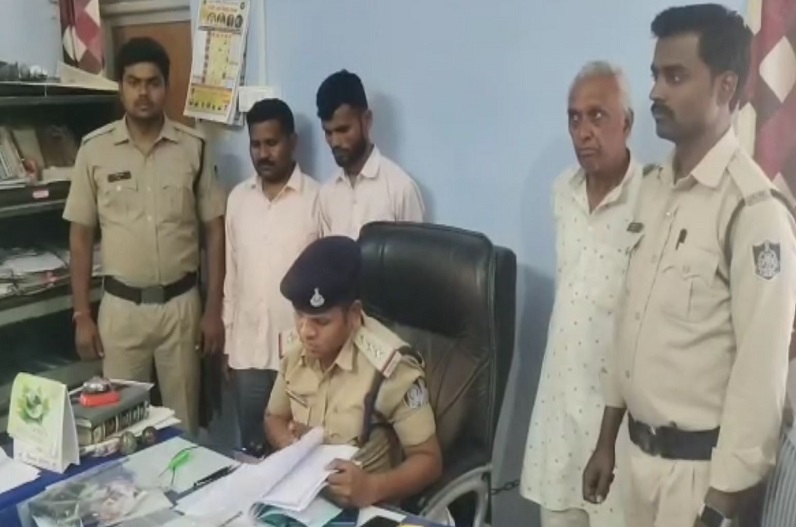 Satna News: खाकी वर्दी पहनकर महिला पटवारी के साथ किया ऐसा काम, तीन आरोपी गिरफ्तार