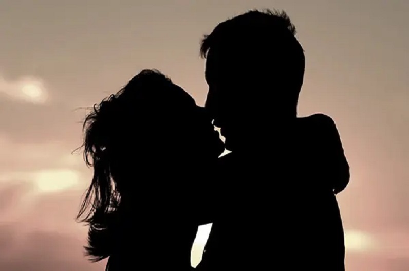 किसिंग सीन के बीच एक्ट्रेस ने फिल्म के ​हीरो को जड़ा जोरदार तमाचा, इस हरकत पर भड़क गई थी हिरोइन