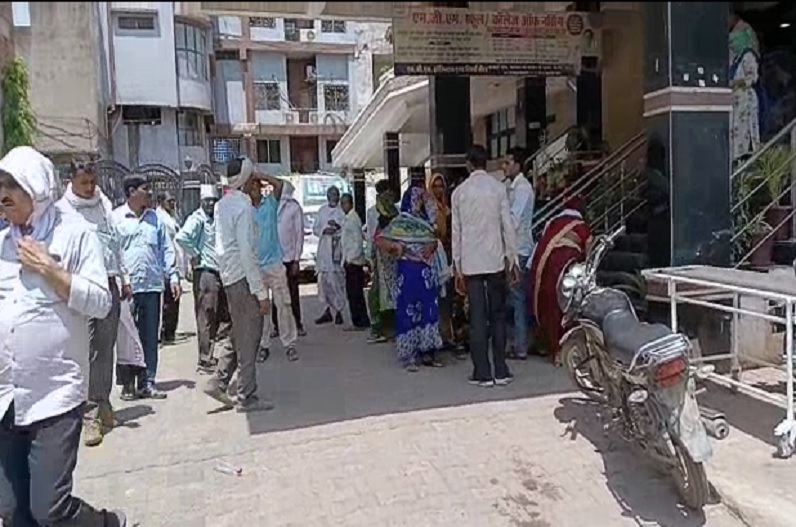 पुलिस की प्रताड़ना से पति-पत्नी ने खाया जहर, इलाज के दौरान पत्नी की मौत, परिजन और ग्रामीणों ने किया हंगामा