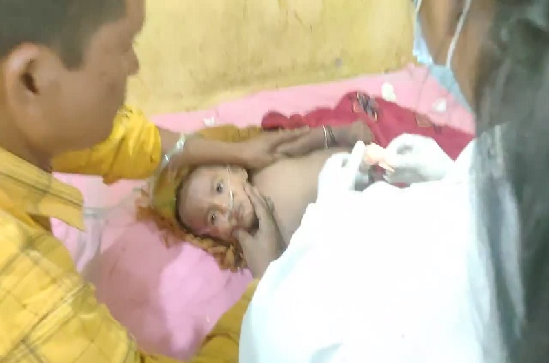 Gariaband News: कुएं में गिरा डेढ़ साल का मासूम, साहसी बुआ ने कूदकर बचाई जान