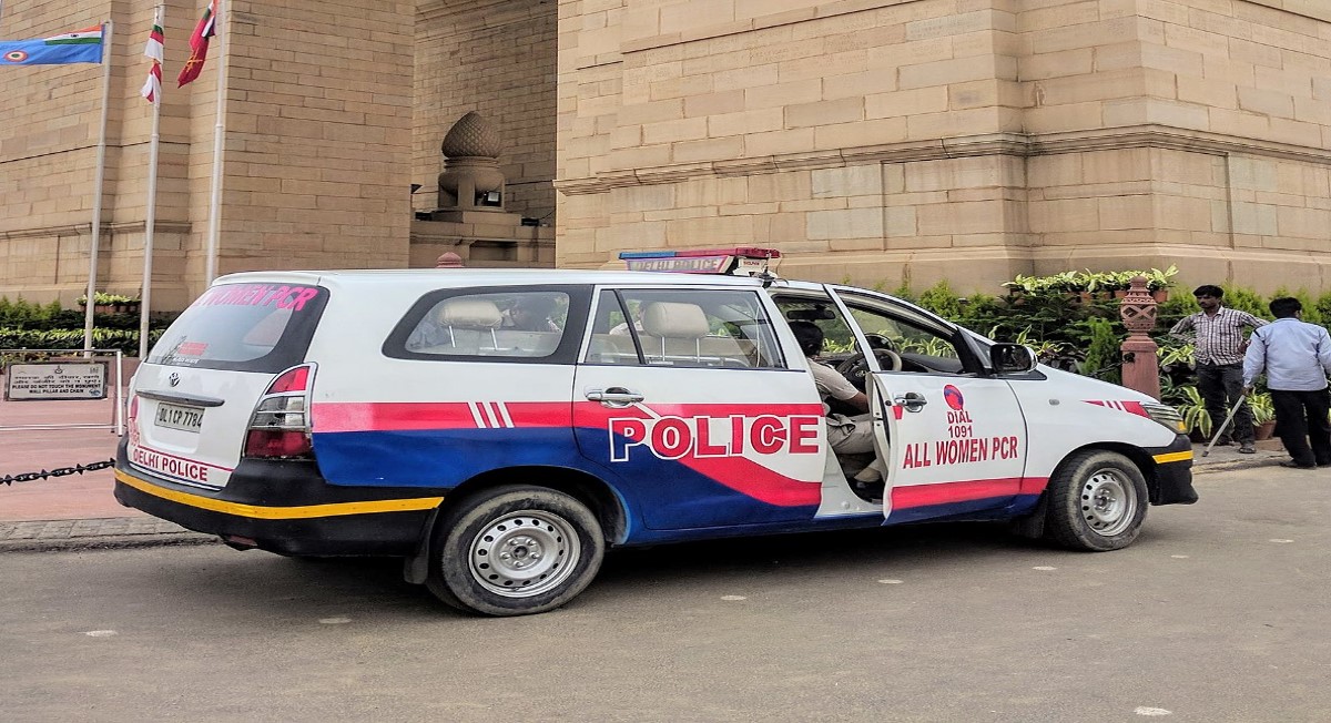 पुलिसवालों की फटी रह गई आंखें, जब खड़े PCR में ऐसी हालत में मिले हेड ​कॉन्स्टेबल