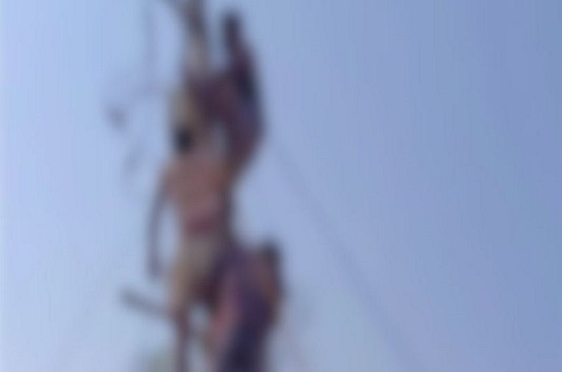 Balrampur News: लाइट बनाने पोल पर चढ़ा था ग्रामीण, अचानक करंट आने से हुई मौत, मचा हड़कंप