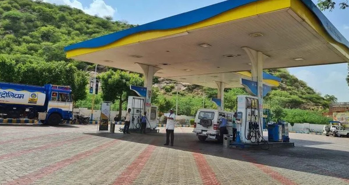 पेट्रोल पंप खोलने में कितना पैसा लगेगा? पेट्रोल पंप खोलने की क्या है पूरी प्रक्रिया? खोलना चाहते हैं पेट्रोल पंप तो यहां मिलेगी पूरी जानकारी